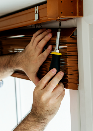 Instalador de cortinas / persianas